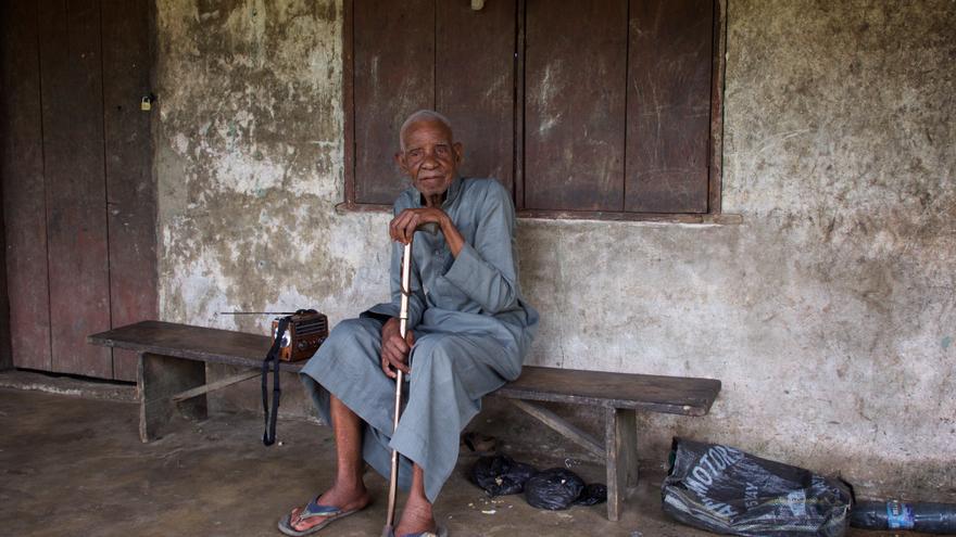 Emadee Roberts Kpai, de 83 años, es un agricultor perjudicado por la contaminación en la zona de K-dere, en Onoginland (Nigeria).   Fotografía: Michael Uwemedimo/cmapping.net. 