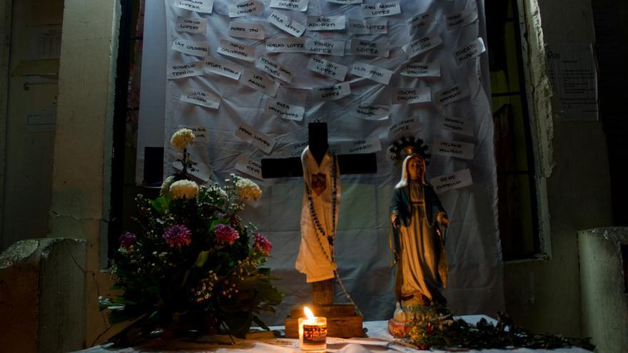 Pequeño santuario con nombres de víctimas en el barangay de Magallanes, en Tacloban. Foto: Carlos Sardiña Galache.