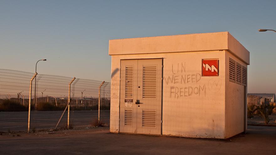 Pintada a la entrada del campo de detención de Holot, en el desierto del Néguev. | Foto: Isabel Cadenas Cañón. 