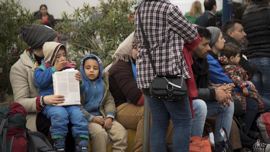 El grupo de inmigrantes sirios justo después de llegar al puerto del Pireo (Atenas) con los tres niños / FOTO: Aitor Sáez