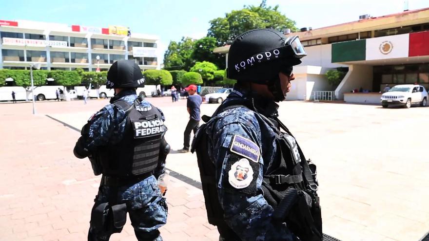 Dos agentes de la Policía Federal vigilan Ayotzinapa/ Rodrigo Hernández