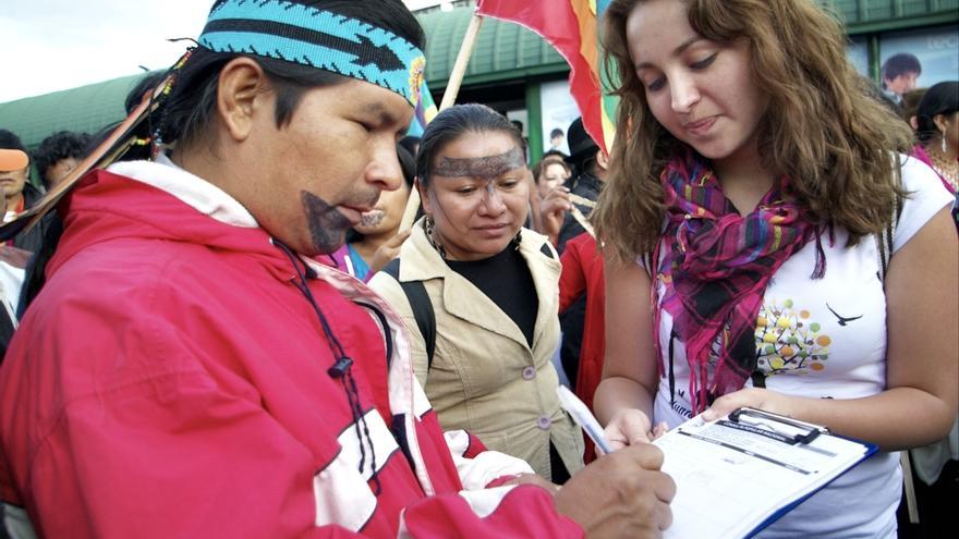 Recolección de firmas en Quito durante una marcha indígena en contra de la explotación petrolera./ YASunidos