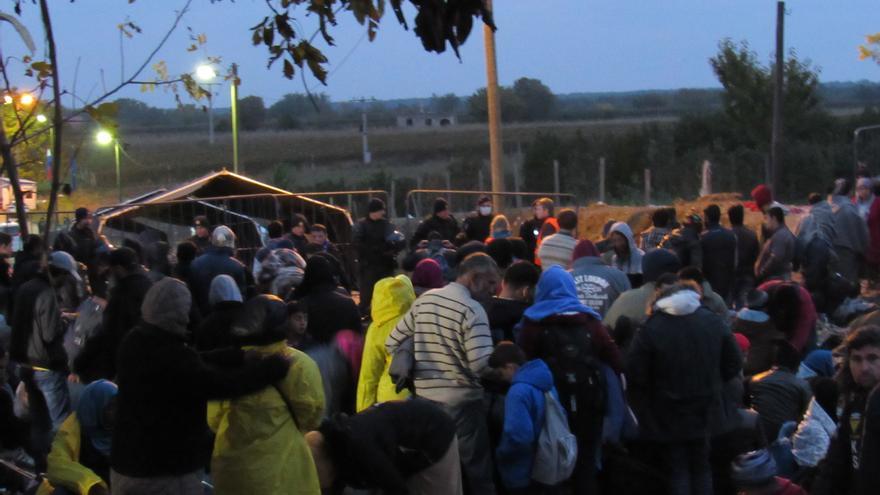 Refugiados se agolpan en la frontera serbocroata, con temperaturas bajo cero (Foto: Miguel Urbán) 