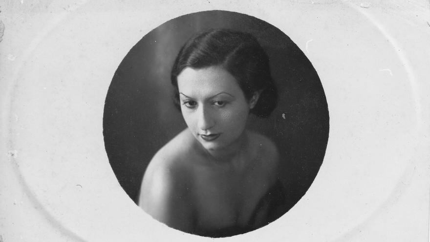 Retrato de Alexia Khoudry que forma parte del álbum familiar de los Midawar, fechado en 1930 