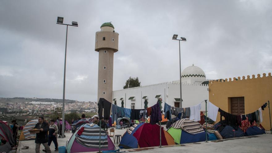 Sirios acampan en la mezquita del cementerio musulmán de Melilla a la espera de ser trasladados a la península./ J. Blasco de Avellaneda