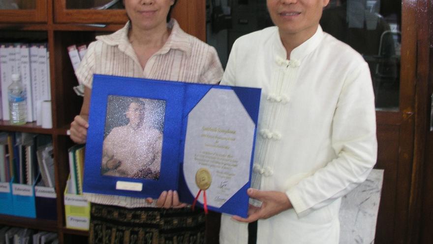 Sombath y Shui-Meng posan felices en 2005 con el premio Ramon Magsaysay. | Foto: Cortesía de Ng Shui-Meng.
