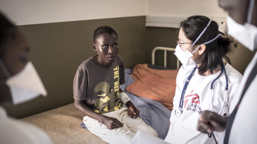 1 MSF Tratamiento a pacientes con tuberculosis resistente a los medicamentos (TB-DR por el inglés), octubre de 2013 Profesionales de Médicos Sin Fronteras (MSF) atienden a pacientes con TB-DR en la clínica de MSF en Makanyane, Suazilandia. MSF presta asistencia en el Programa Nacional de Tuberculosis y en el Programa de Sida para mejorar e incrementar la capacidad de diagnosticar más rápidamente la TB multi-resistente (TB-MDR por sus siglas en inglés), su tratamiento y la rehabilitación de unidades de salud,  y la aplicación de mejores medidas de control de infecciones, integración y descentralización del tratamiento del VIH y (MDR) TB./©Sven Torfinn