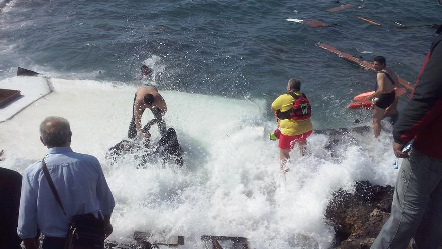 Thasos Donas y varios efectivos, en el rescate del naufragio cercano a la isla de Rodas. / Foto cedida: Eleftheria Pellou, periodista de Rodiaki
