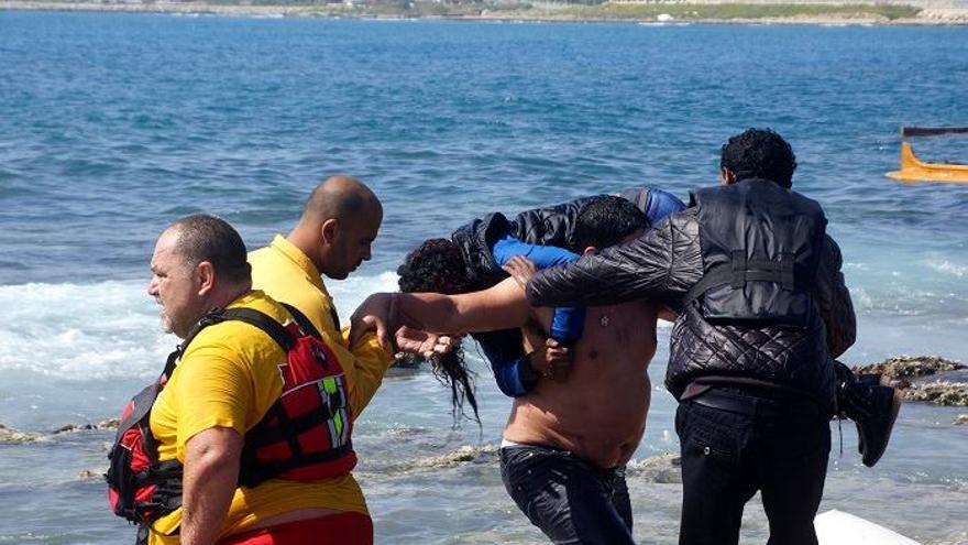 Thasos y otros compañeros participan en las labores de rescate del naufragio en la costa de Rodas (Grecia). / Foto cedida: Eleftheria Pellou, periodista de Rodiaki.