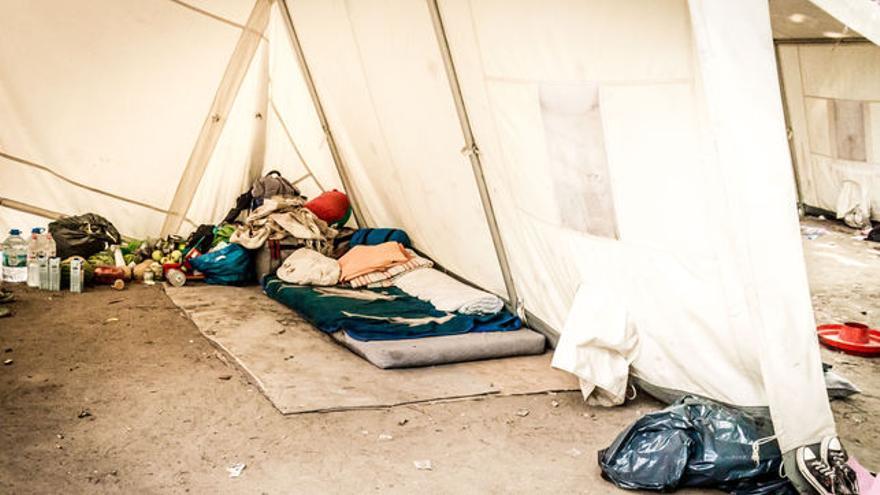 Tiendas de campaña instaladas delante de la oficina de asuntos sociales para los refugiados / FOTO: Sebaso 