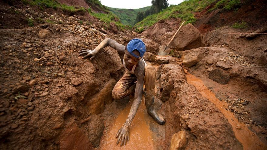 Trabajo de los mineros que extraen coltan del la mina de Senator Edouard Mwangachuchu en North Kivu (RDC). / Foto: Lucas Oleniuk. 