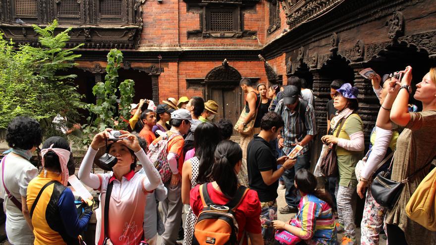Turistas extranjeros esperan a que la Kumari aparezca por el balcón del templo donde vive / Fotografía: A. T.