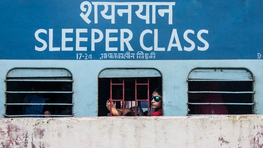 La estación de Varanasi recibe más de 300.000 pasajeros al día. En los trenes trabajan niños que viven entre el andén, el vagón y la chabola (Foto: Juan Luis Sánchez)