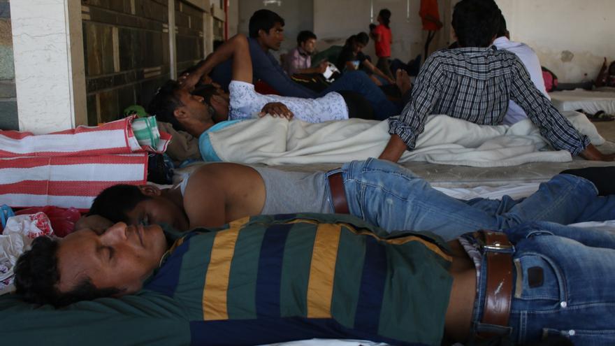 Varios refugiados o migrantes reposan en un hotel abandonado de la Isla de Kos, Grecia/ Aitor Sáez
