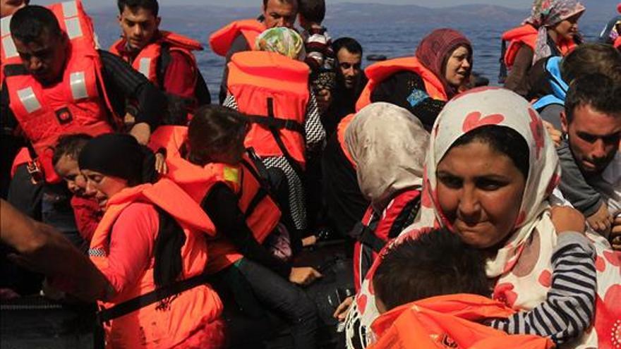 Varios refugiados sirios llegan en una lancha neumática a la costa de Mitilene, en la isla de Lesbos, Grecia, hoy 10 de septiembre de 2015. EFE