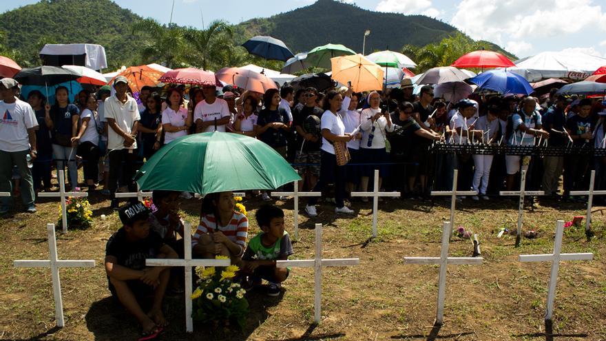 Varios centenares de taclobanos concurren a un acto de homenaje a las víctimas en las afueras de Tacloban. Foto: Carlos Sardiña Galache.