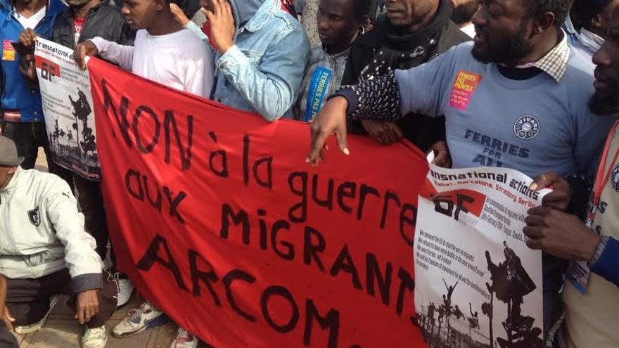 Varios manifestantes sostienen una pancarta en la que piden "no a la guerra contra los migrantes" en la marcha de denuncia de las muertes de Ceuta del 6 de febrero de 2014. | Foto: Elena González.