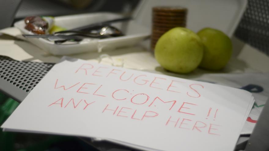 "Refugees welcome, any help here" hecho por integranes de la red de acogida ciudadana, para recibir a los refugiados en Madrid / Alejandro Navarro