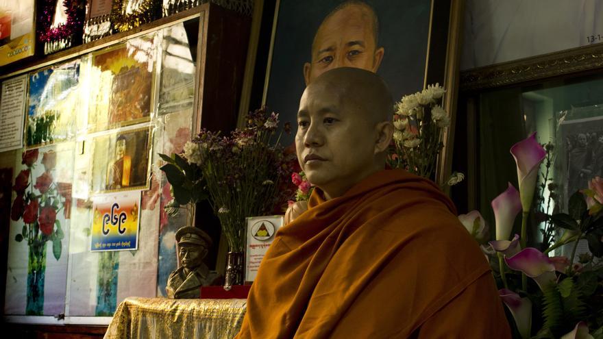 El monje budista Ashin Wirathu, autodenominado “el Bin Laden birmano”, en el monasterio de Maseoyin, en Mandalay (Birmania). 7 de abril de 2013. © Carlos Sardiña Galache.