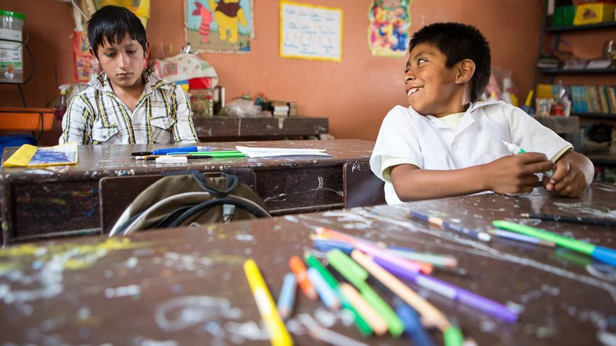 Daniel Guaniz (izquierda) tiene 15 años y acaba de retomar sus estudios en la escuela de Conoden, Perú. El año pasado abandonó las clases para trabajar y apoyar la economía familiar. En la escuela, ese es uno de los principales retos: conseguir que adolescentes como él vuelvan a las aulas. (Salva Campillo/AEA).