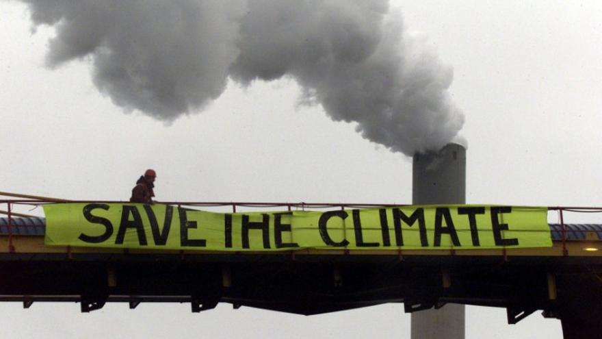 Activistas de Greenpeace en protesta contra las industrias contaminantes. Imagen: Greenpeace