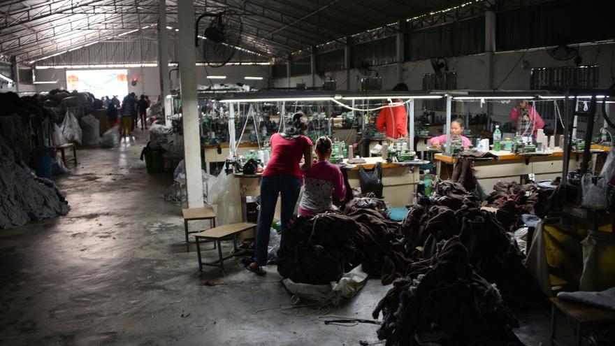 Trabajadores en una fábrica subcontratada que produce para una proveedora de marcas internacionales / © Samer Muscati/Human Rights Watch