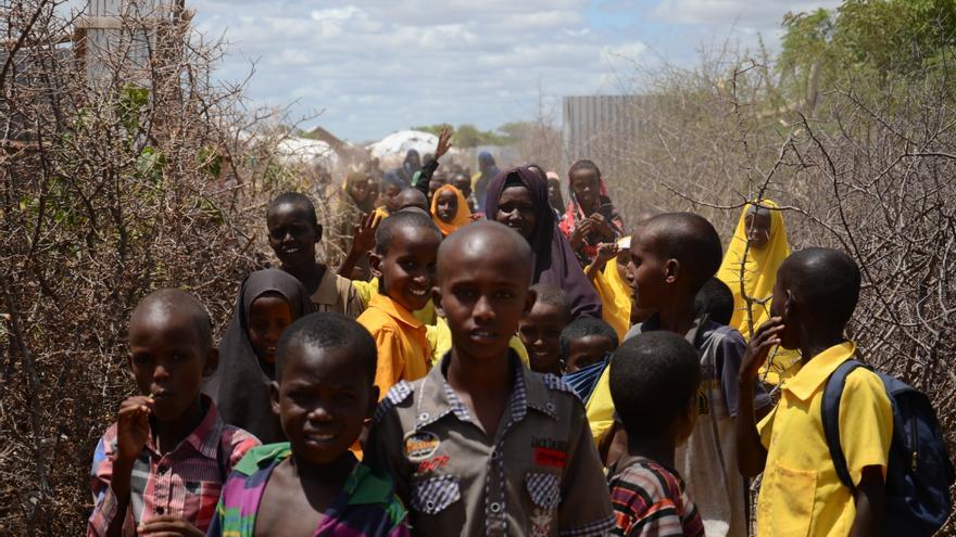 Un grupo de niños persigue a la cámara en el campo de refugiados de Dadaab, en Kenia. Las escuelas del campo se han visto perjudicadas por los recortes en profesores. / Sabina de Vicente. 
