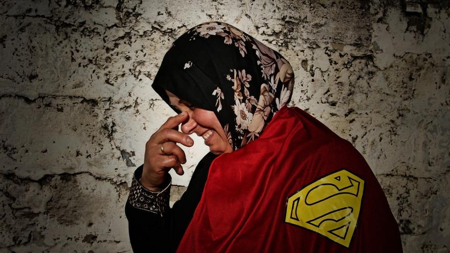 Amal vive en Beit Lahia, una de las áreas más afectadas del conflicto. Está orgullosa de tener tres hijos que estudian en la universidad y de ser palestina. “No soy sólo una mujer, también me siento como un hombre porque la mayor parte del tiempo tengo la responsabilidad tanto de un hombre como de una mujer”. Fotografía: Ovidiu Tataru.