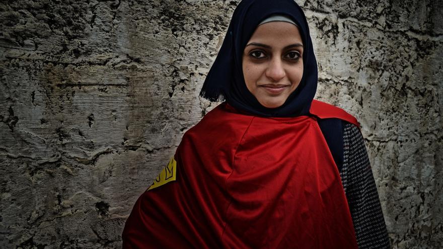 Safa, 29 años, es de la ciudad de Jan Yunis y trabaja como fisioterapeuta en una de las clínicas de Médicos Sin Fronteras MSF. “En Gaza las mujeres estamos expuestas a muchas dificultades, pero intentamos que no nos afecten demasiado. Los retos a los que enfrentamos nos hacen más fuertes cada día e intento ser positiva para afrontarlos.” Fotografía: Ovidiu Tataru.