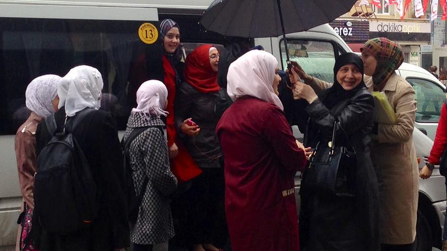 Sasha Barakat, profesora y refugiada siria, con otras docentes y varias alumnas, en Estambul / Foto: Olga Rodríguez 