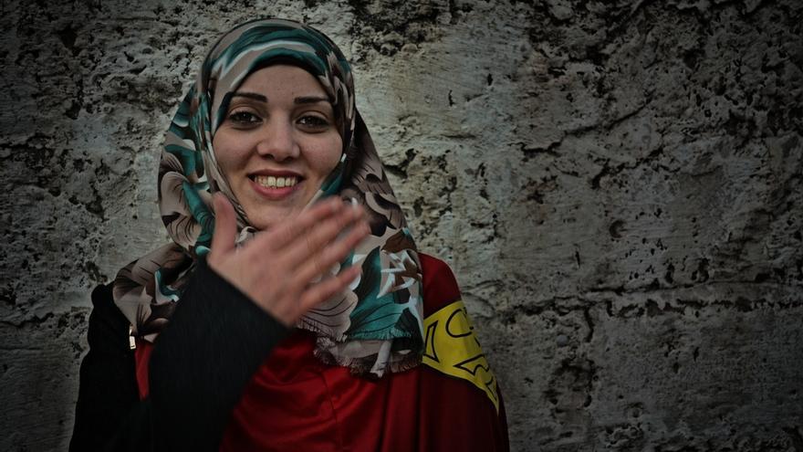 Wafaz, 29 años, es fisioterapeuta y vive en Gaza: “Estamos acostumbradas a las guerras, cada dos años hay una. Pero necesitamos mantenernos fuertes. La última guerra fue para mí especialmente dura; tengo dos hijas y llegué a temer por sus vidas”. Fotografía: Ovidiu Tataru.