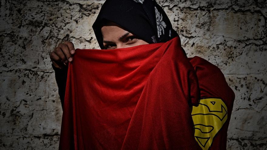 Nema de 34 años, es enfermera y trabaja en una de las clínicas de MSF en la Franja de Gaza. Perdió su casa durante el último conflicto: “Trabajo como enfermera y me encanta lo que hago, sobre todo trabajar con niños. Mis compañeros de trabajo me apodan ‘analgésico’, porque intento evitar cualquier dolor a los niños”. Fotografía: Ovidiu Tataru.