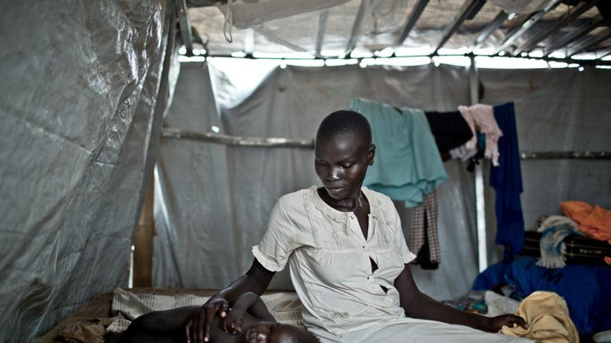 Se prevé que la escasez de alimentos empeore en agosto y llegue a niveles alarmantes en diciembre. Los niños y niñas se llevan la peor parte: se calcula que 1,25 millones de niños menores de 5 años necesitan alimentos para junio. Nyan Hian Gatluak huyó de la violencia en Jonglei y se ha refugiado en el recinto de la ONU en Juba, capital de Sudán del Sur. En el recinto que Naciones Unidas tiene en Juba, conocido como UN House (Casa de la ONU), viven hacinadas casi 20.000 personas, principalmente de la etnia nuer. Llegaron huyendo de la violencia que estalló el pasado mes de diciembre. Muchos otros civiles se trasladaron desde el campamento de Tomping, en Juba, al con el propósito de buscar refugio debido a las condiciones cada vez peores en ese lugar. Varias organizaciones como Oxfam trabajan para proporcionarles agua y saneamiento. Sudán del Sur afronta una grave crisis a causa de la violencia que se desató en diciembre de 2013 entre las fuerzas leales al presidente Salva Kiir, y los combatientes aliados al ex vicepresidente Riek Machar. Cerca de un millón de personas han tenido que abandonar sus hogares a causa de los enfrentamientos y se han quedado sin medios propios para alimentarse. Un tercio de la población sufre inseguridad alimentaria./Pablo Tosco/Oxfam Intermón
