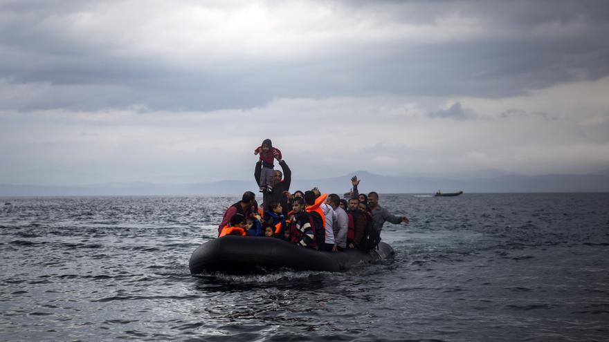 Una embarcación de refugiados y migrantes llega a la isla griega de Lesbos/ Santi Palacios