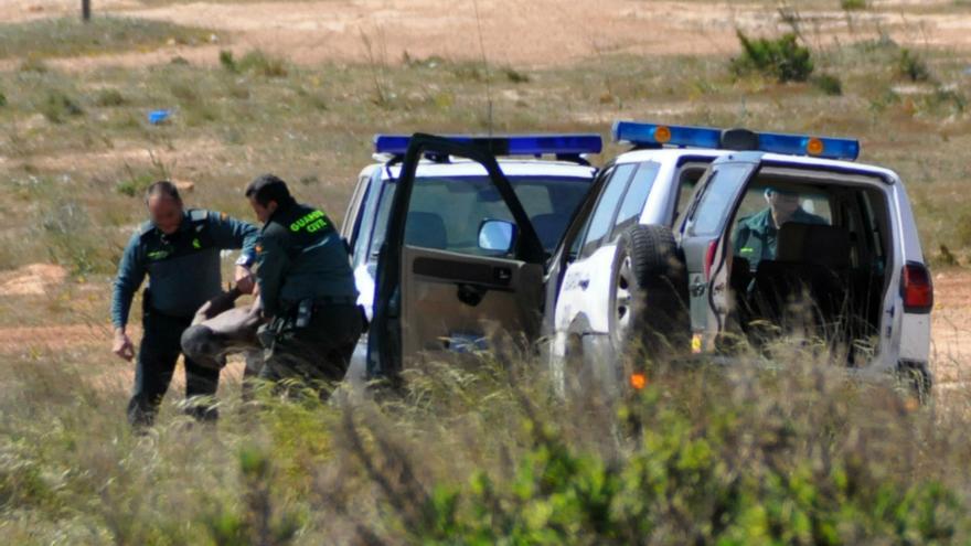 Inmigrante interceptado por la Guardia Civil cerca del vallado fronterizo / J. Blasco de Avellaneda