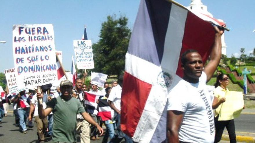 Manifestación a favor de las restricciones a ciudadanos de ascendencia haitiana  (Efe)