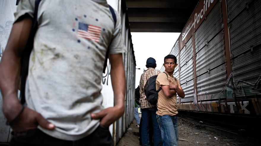 Migrantes centroamericanos subiendo al tren en marcha en México