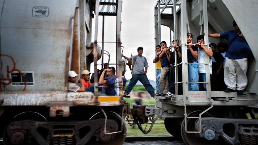 Migrantes centroamericanos subiendo al tren en marcha en México