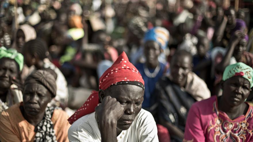 Se calcula que casi 70.000 personas han buscado refugio en los distintos recintos que Naciones Unidas tiene a lo largo del país, donde están aglomeradas y acampadas en condiciones precarias, lo que implica un grave riesgo de propagación de enfermedades. El campo de desplazados de Mingkaman, en Awerial, se ha convertido en refugio para casi 100.000 personas, principalmente de la etnia dinka, que huyeron de los enfrentamientos violentos en el estado de Jonglei, principalmente de la ciudad de Bor. Las personas que llegan necesitan agua, comida y un techo dónde refugiarse. Sudán del Sur afronta una grave crisis a causa de la violencia que se desató en diciembre de 2013 entre las fuerzas leales al presidente Salva Kiir, y los combatientes aliados al ex vicepresidente Riek Machar. Cerca de un millón de personas han tenido que abandonar sus hogares a causa de los enfrentamientos y se han quedado sin medios propios para alimentarse. Un tercio de la población sufre inseguridad alimentaria./Pablo Tosco/Oxfam Intermón