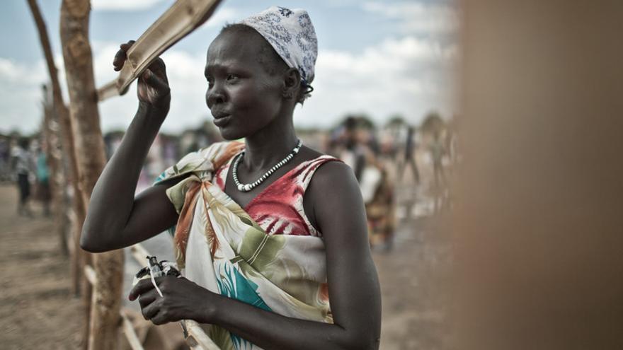 Millones de personas viven las consecuencias de un conflicto armado en Sudán del Sur. La población civil sufre directamente las consecuencias de la violencia: hambre, muerte y desplazamientos. El campo de desplazados de Mingkaman, en Awerial, se ha convertido en refugio para casi 100.000 personas, principalmente de la etnia dinka, que huyeron de los enfrentamientos violentos en el estado de Jonglei, principalmente de la ciudad de Bor. Las personas que llegan necesitan agua, comida y un techo dónde refugiarse. Sudán del Sur afronta una grave crisis a causa de la violencia que se desató en diciembre de 2013 entre las fuerzas leales al presidente Salva Kiir, y los combatientes aliados al ex vicepresidente Riek Machar. Cerca de un millón de personas han tenido que abandonar sus hogares a causa de los enfrentamientos y se han quedado sin medios propios para alimentarse. Un tercio de la población sufre inseguridad alimentaria./Pablo Tosco/Oxfam Intermón