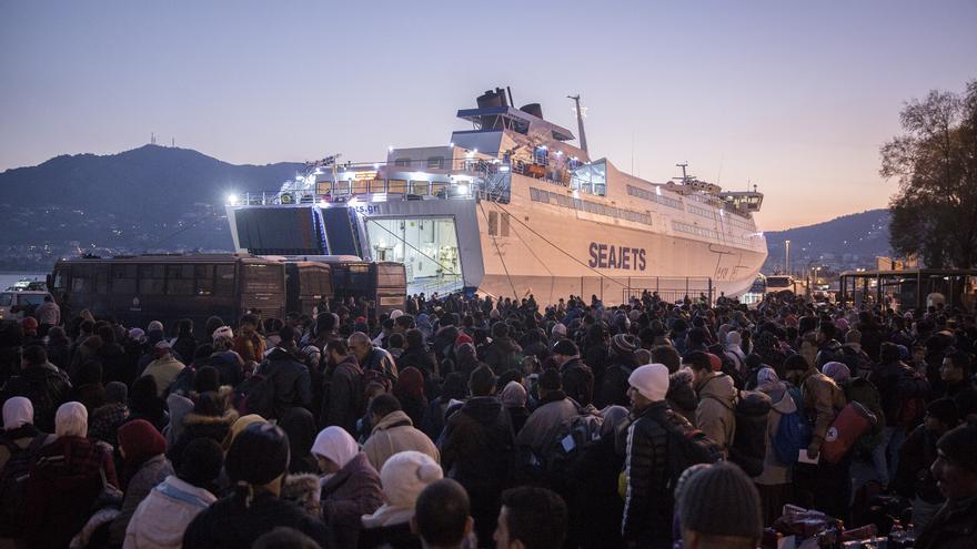 Con la llegada del ferry los refugiados se agolpan para aguardar su turno. Su próximo destino, Atenas / Foto: Olmo Calvo 