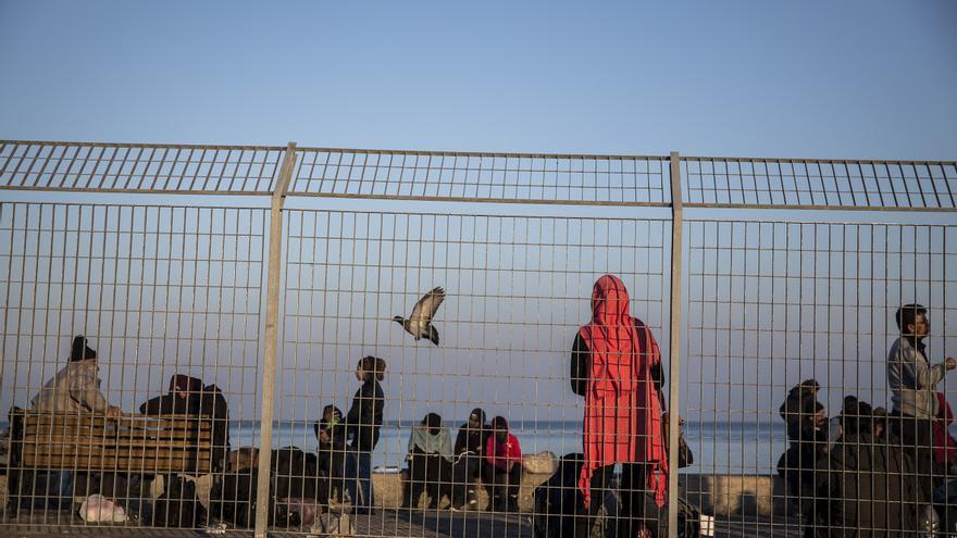 Un grupo de refugiados esperan en el muelle de Mitilene / Foto: Olmo Calvo 