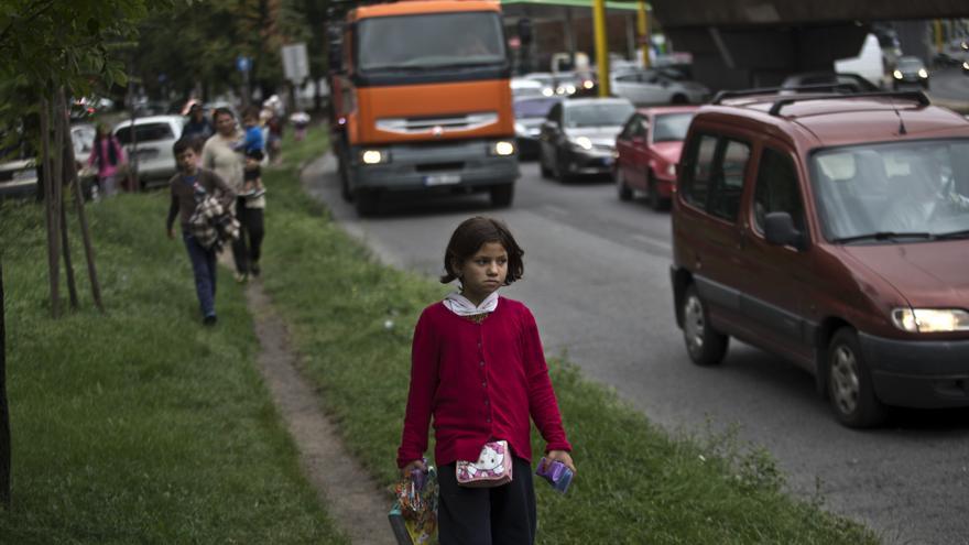 Una niña camina junto con otros refugiados en dirección a Austria desde Budapest. 5 de septiembre de 2015.  (AP Photo/Marko Drobnjakovic)