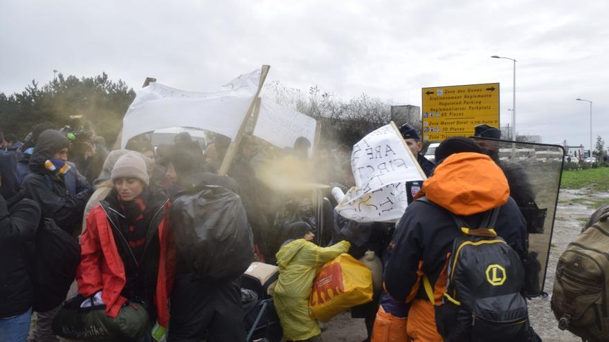 La policía rocía con gas a refugiados que se manifiestan en Calais / Eduardo Granados