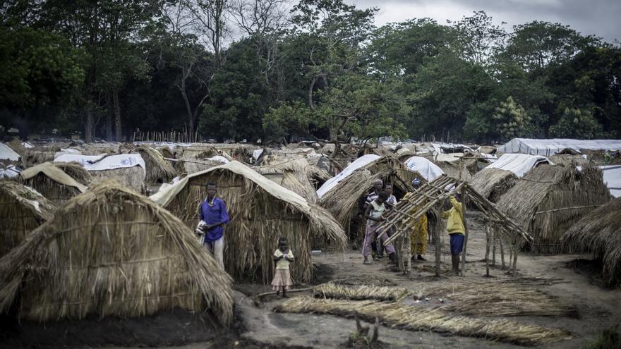Campo de desplazados de Kaga-Bandoro, donde permanecen miles de personas desde septiembre © Sylvain Cherkaoui/ Cosmos/Save The Children