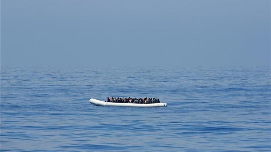 200 personas en una zodiac mientras son rescatadas por el buque de la guardia italiana Denario en el mar Mediterráneo. / EFE.