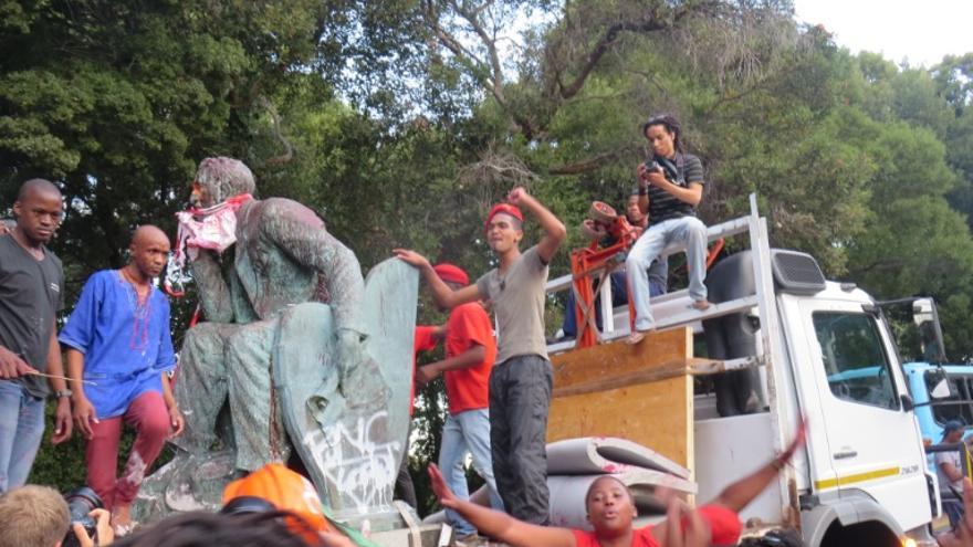 La estatua es retirada de la Universidad y trasladada a otro lugar/ Lalo García