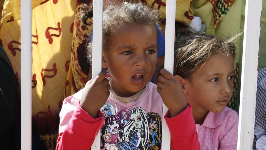 Una niña saharaui observa un desfile cultural en Dajla / G. S.