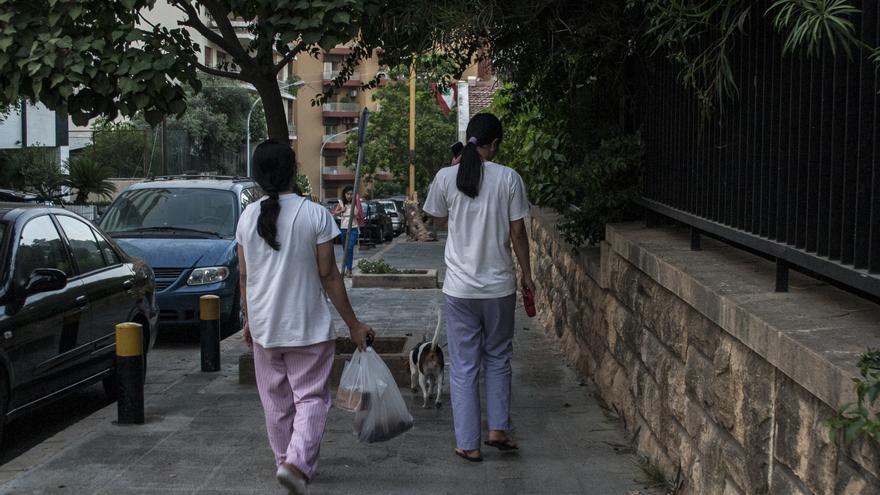  Dos trabajadoras domésticas filipinas pasean un perro en Beirut/  Oriol Andrés Gallart