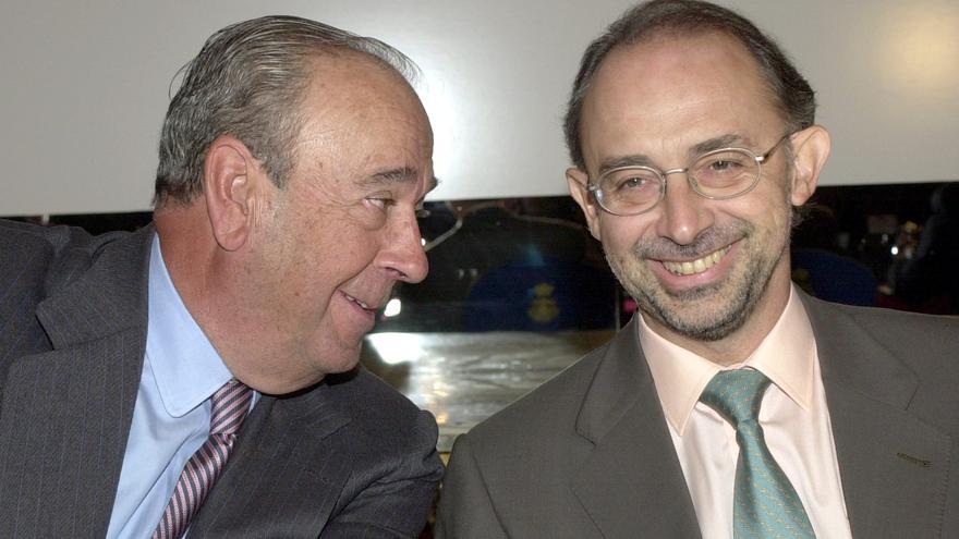 El entonces presidente del BSCH, Jose María Amusátegui, y el ministro de Hacienda, Cristóbal Montoro, en noviembre de 2000. EFE
